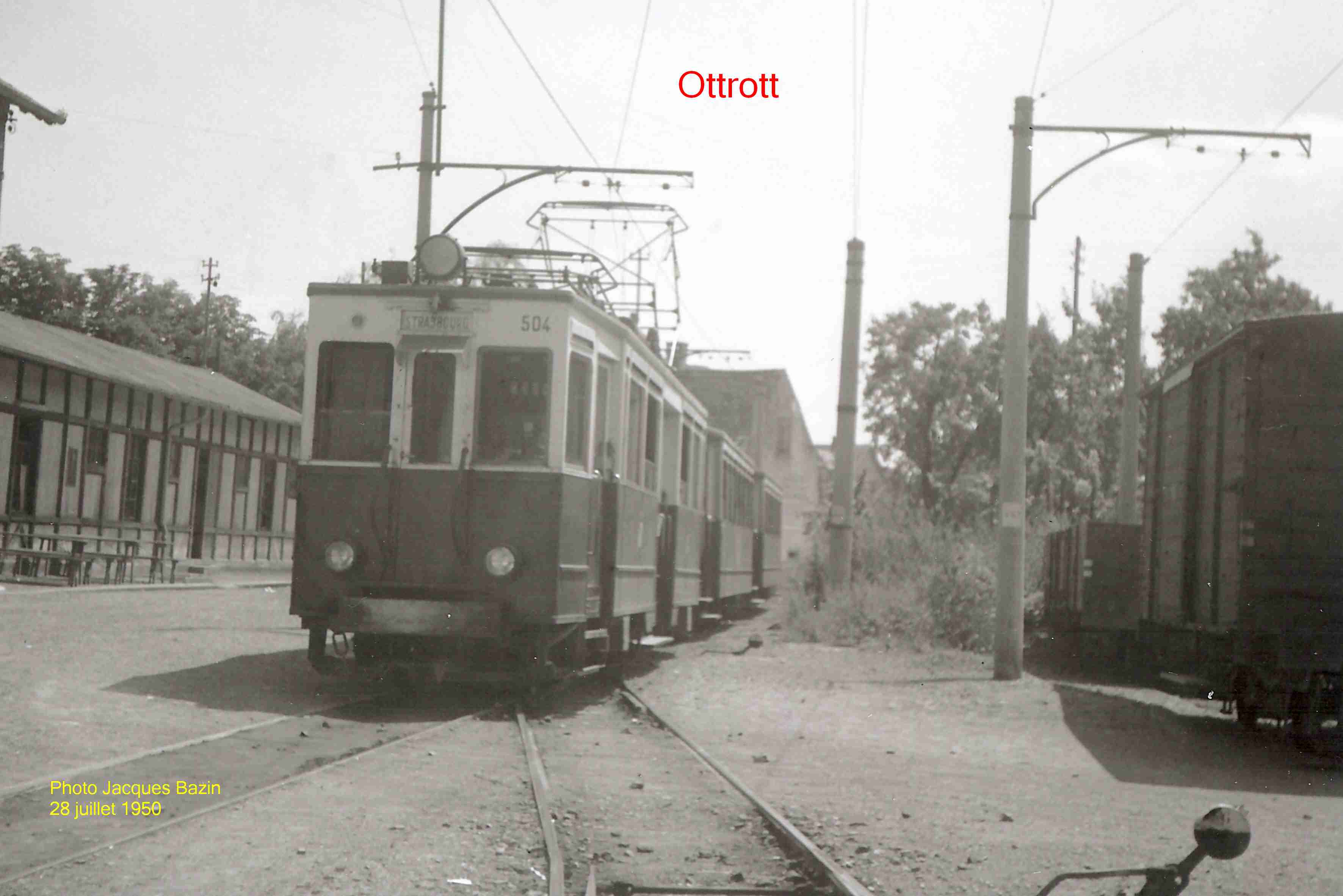 L'automotrice n° 504 et deux voitures au départ pour Strasbourg.